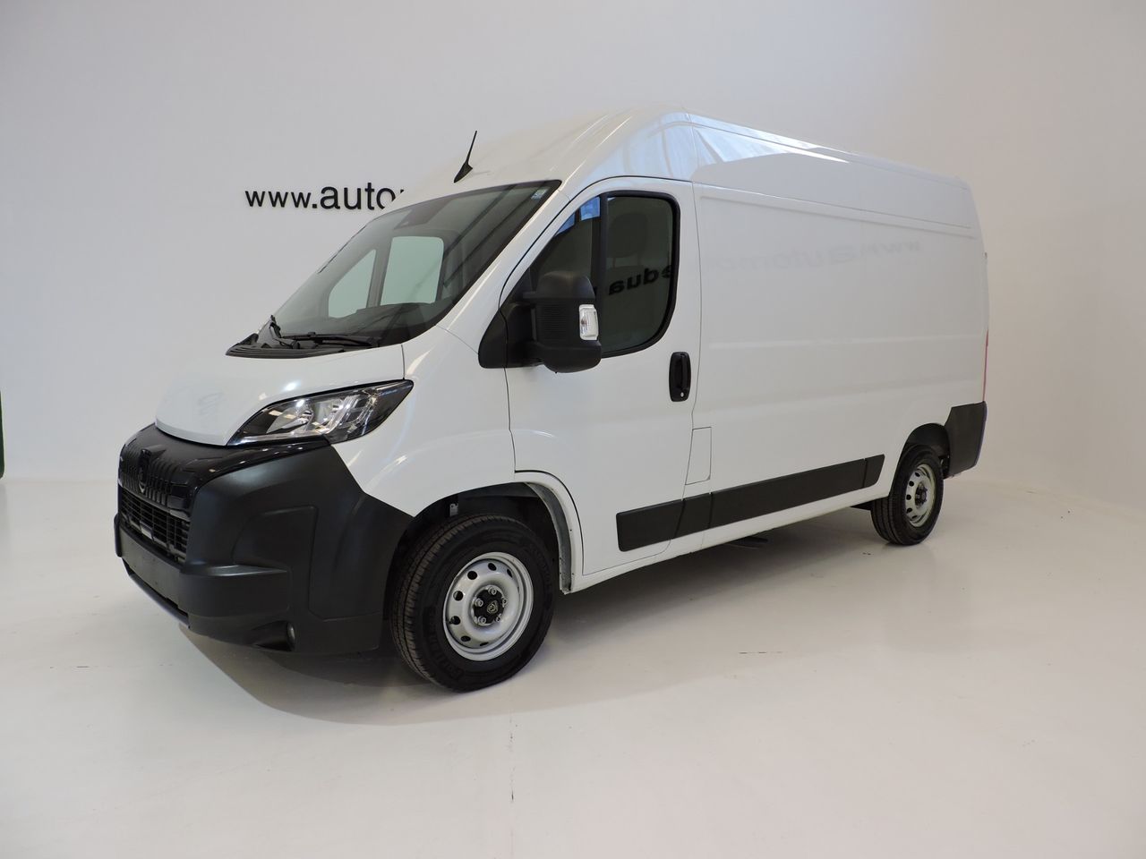 Peugeot Boxer FURGON 2.2 BLUEHDI 120 S&S 330 L2H2 - Foto 1