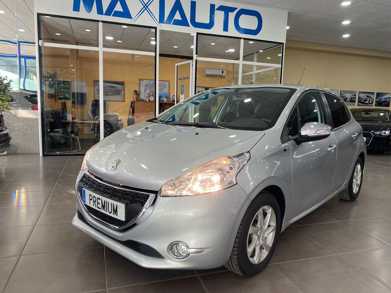 Peugeot 208 1.4 HDI 70 CV STYLE 5 PUERTAS   - Foto 1