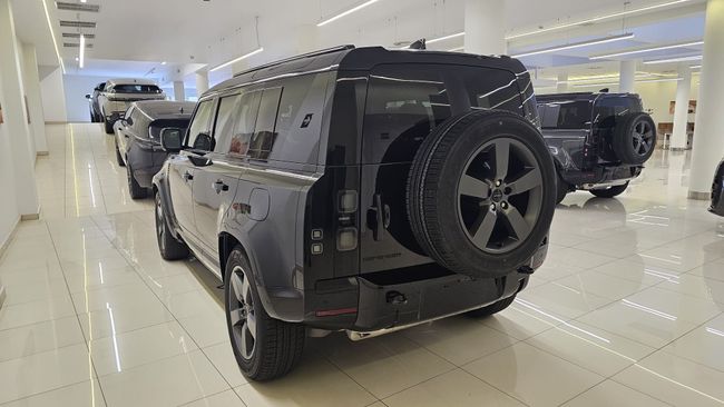 Land-Rover Defender PHEV X-Dynamic SE 