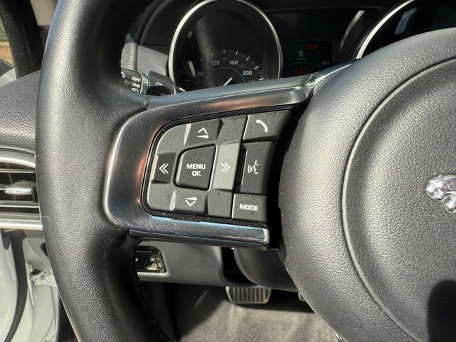 Jaguar XE 2.0D I4 132kW(180CV) RWD AT R-Dynamic SE