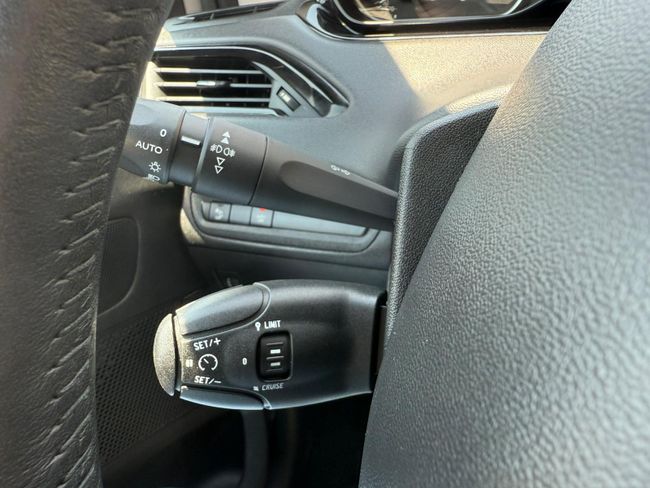 Peugeot 208 5P Signature 1.2L PureTech 60KW (82CV)