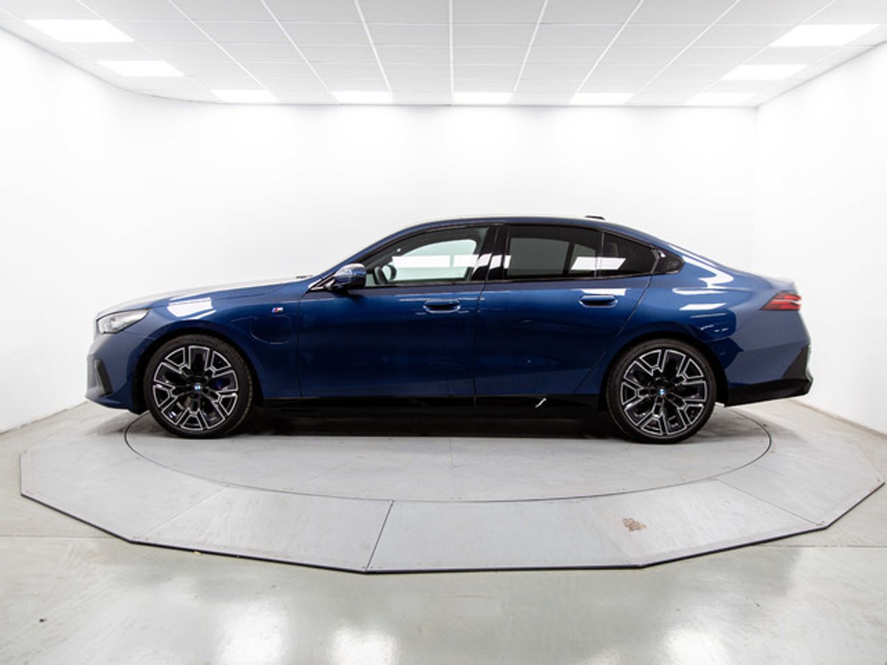 BMW Serie 5 550e xdrive 360 kw (490 cv)  2025 Híbrido (Gasolina) - Foto 4