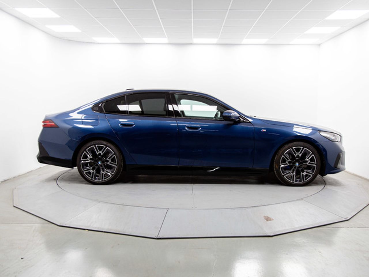 BMW Serie 5 550e xdrive 360 kw (490 cv)  2025 Híbrido (Gasolina) - Foto 13