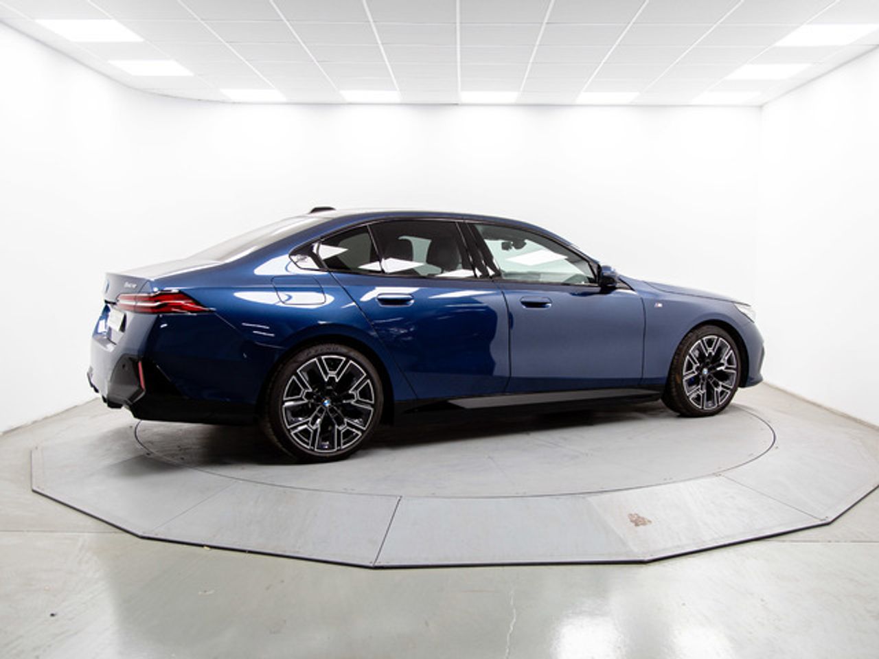 BMW Serie 5 550e xdrive 360 kw (490 cv)  2025 Híbrido (Gasolina) - Foto 12