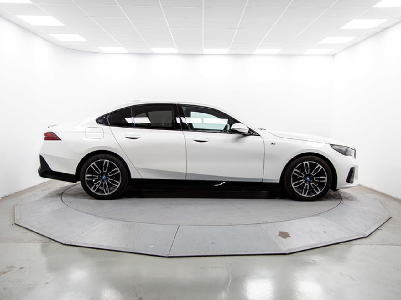 BMW Serie 5 530e 220 kw (299 cv)  2025 Híbrido (Gasolina) - Foto 13