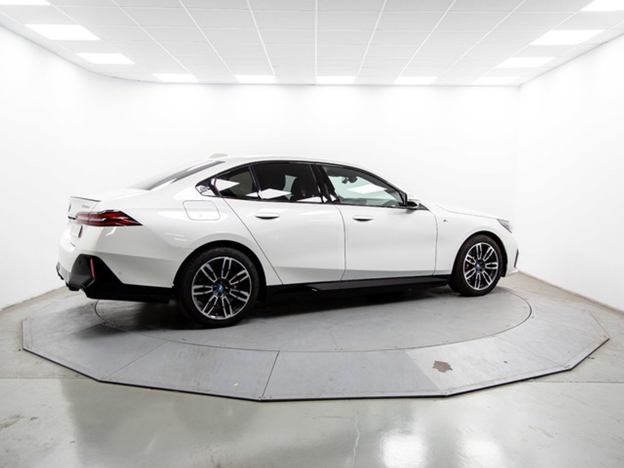 BMW Serie 5 530e 220 kw (299 cv)  2025 Híbrido (Gasolina) - Foto 12