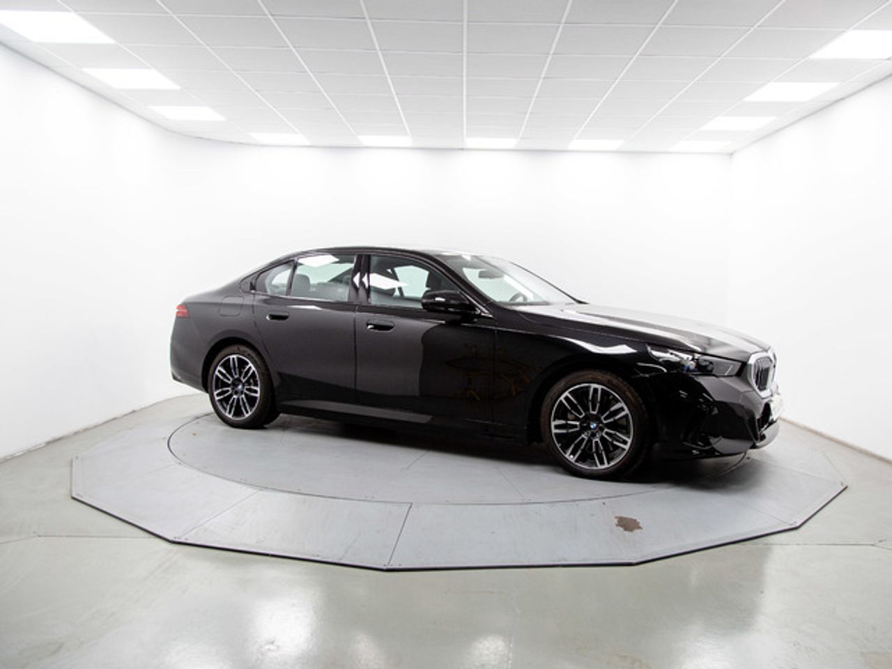 BMW Serie 5 550e xdrive 360 kw (490 cv)  2025 Híbrido (Gasolina) - Foto 14