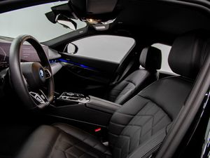 BMW Serie 5 550e xdrive 360 kw (490 cv)  2025 Híbrido (Gasolina) - Foto 27