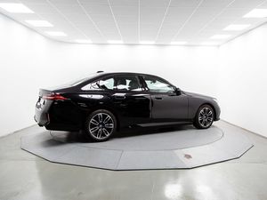 BMW Serie 5 550e xdrive 360 kw (490 cv)  2025 Híbrido (Gasolina) - Foto 21