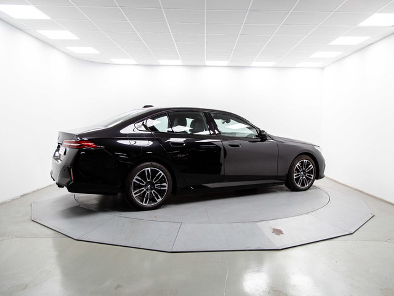 BMW Serie 5 550e xdrive 360 kw (490 cv)  2025 Híbrido (Gasolina) - Foto 12