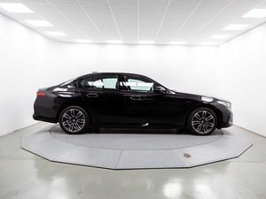 BMW Serie 5 550e xdrive 360 kw (490 cv)  2025 Híbrido (Gasolina) - Foto 23