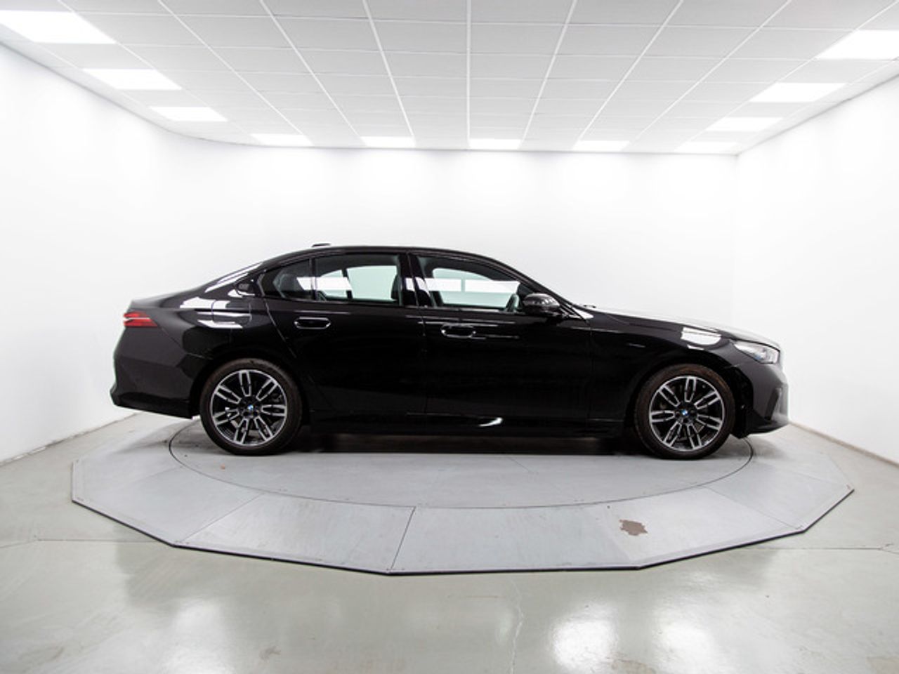 BMW Serie 5 550e xdrive 360 kw (490 cv)  2025 Híbrido (Gasolina) - Foto 13