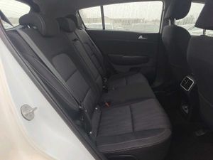 Kia Sportage 1.6 MHEV Business 100kW (136CV) 4x2  - Foto 6