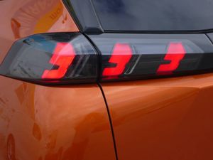 Peugeot 2008 1.2 Allure Pack 130 EAT8  - Foto 33