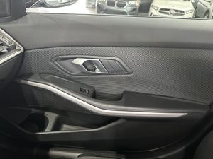 BMW Serie 3 330e - Foto 14