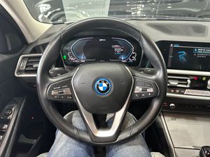 BMW Serie 3 330e - Foto 15