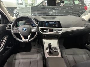 BMW Serie 3 330e - Foto 11