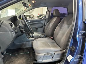 Ford Focus Berlina Ambiente 1.6 TDCi 90cv - Foto 9