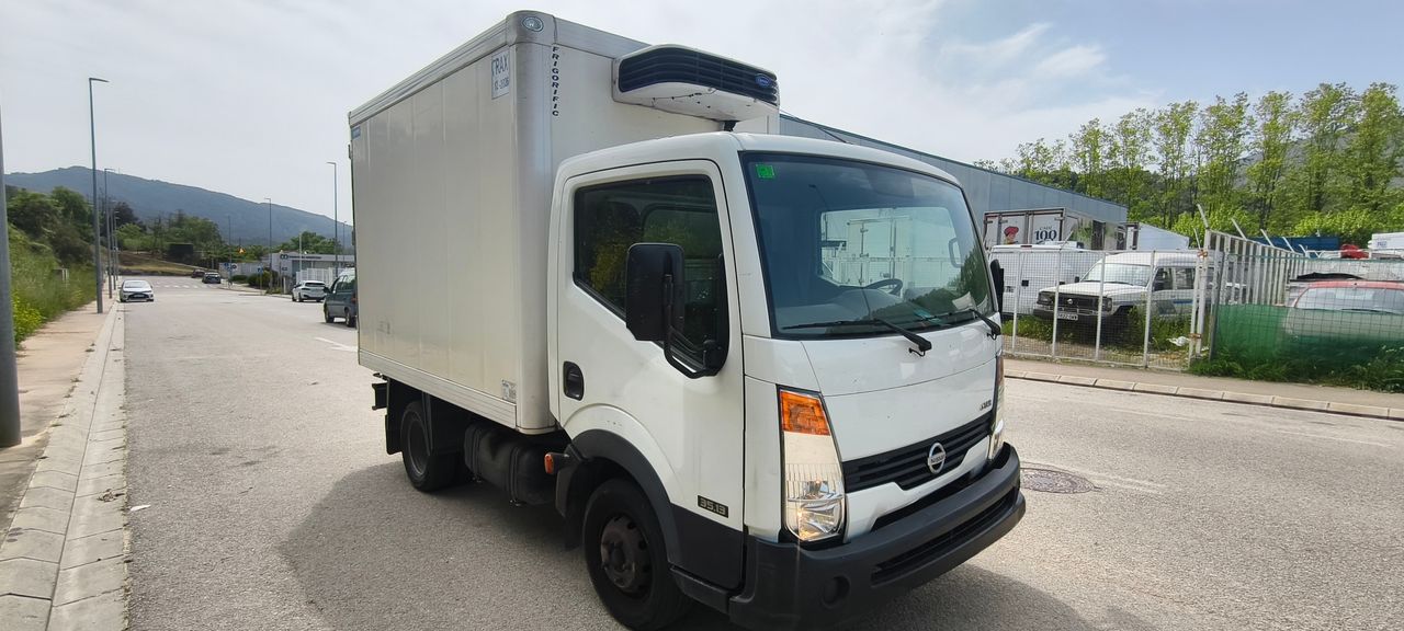 Nissan Cabstar CHASIS CABINA CARROZADO Con caja frigorífica y frío de la marca Carrier mod xarios con conexión a la red   - Foto 1