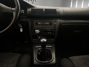 Volkswagen Passat 1.9 TDI COMFORTLINE  - Foto 16