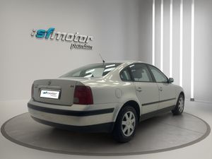 Volkswagen Passat 1.9 TDI COMFORTLINE  - Foto 7