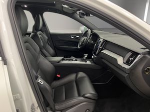 Volvo XC60 2.0 D5 AWD R-Design Auto 190CV AT8 · AUTOMÁTICO · 4X4  - Foto 23