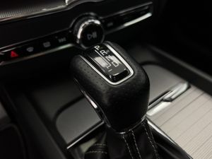 Volvo XC60 2.0 D5 AWD R-Design Auto 190CV AT8 · AUTOMÁTICO · 4X4  - Foto 35