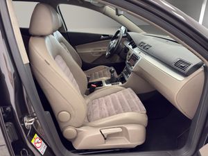Volkswagen Passat Variant 2.0 TDI 140 DSG Highline BM Tech  - Foto 19
