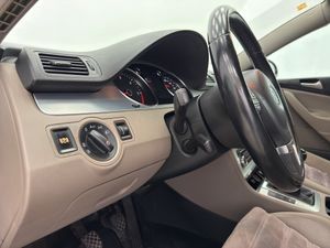 Volkswagen Passat Variant 2.0 TDI 140 DSG Highline BM Tech  - Foto 26