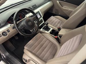 Volkswagen Passat Variant 2.0 TDI 140 DSG Highline BM Tech  - Foto 32