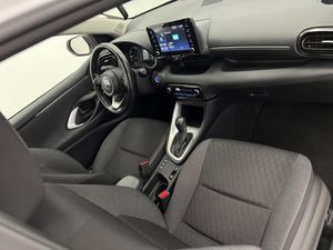 Toyota Yaris 1.5 120H Active Tech / BERLINA CON PORTÓN  - Foto 30