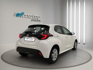 Toyota Yaris 1.5 120H Active Tech / BERLINA CON PORTÓN  - Foto 7