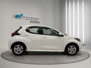 Toyota Yaris 1.5 120H Active Tech / BERLINA CON PORTÓN  - Foto 8