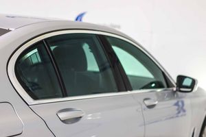 BMW Serie 7 745e - Foto 24