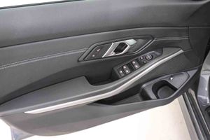 BMW Serie 3 330e Business Design - Foto 34