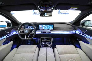 BMW i7 eDrive50 M Sport **Techo panorámico** - Foto 40