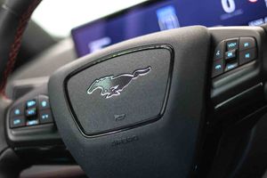 Ford Mustang Mach-E Premium AWD Ran. Están. (Bat. LFP) 232kW **Techo panorámico** - Foto 42