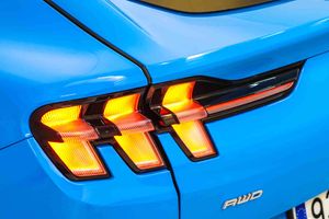Ford Mustang Mach-E Premium AWD Ran. Están. (Bat. LFP) 232kW **Techo panorámico** - Foto 20