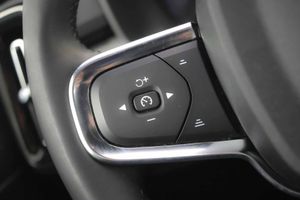 Volvo XC40 2.0 B3 G Essential Auto - Foto 38