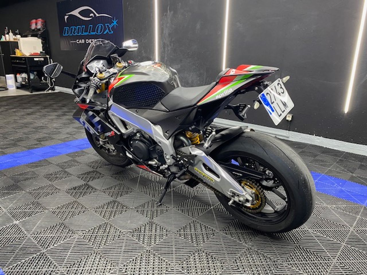 Aprilia RSV4 Factory - Foto 10