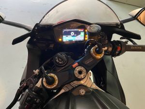 Aprilia RSV4 Factory - Foto 14