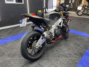Aprilia RSV4 Factory - Foto 7