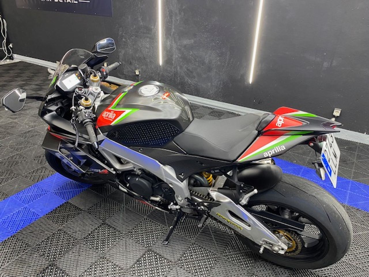 Aprilia RSV4 Factory - Foto 15