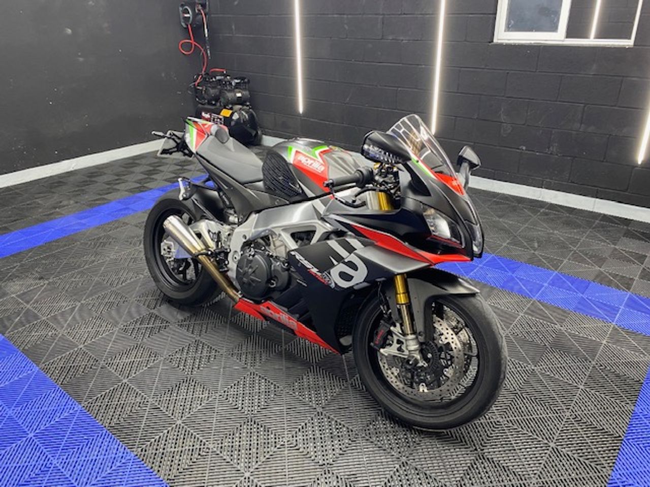 Aprilia RSV4 Factory - Foto 7