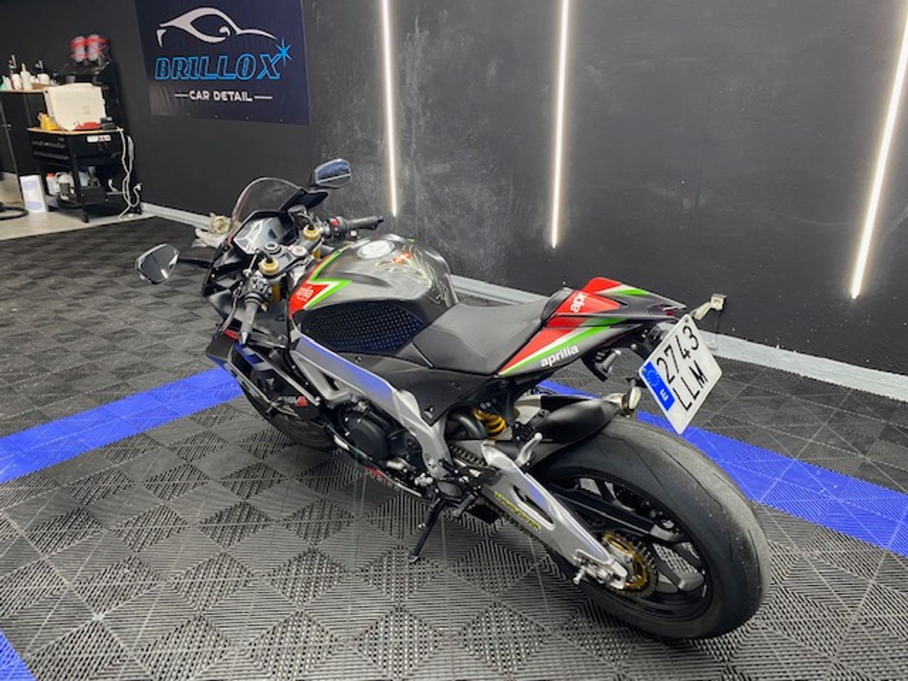 Aprilia RSV4 Factory - Foto 11