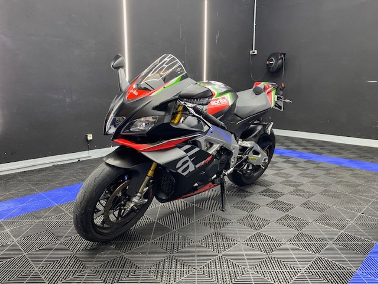 Aprilia RSV4 Factory - Foto 5