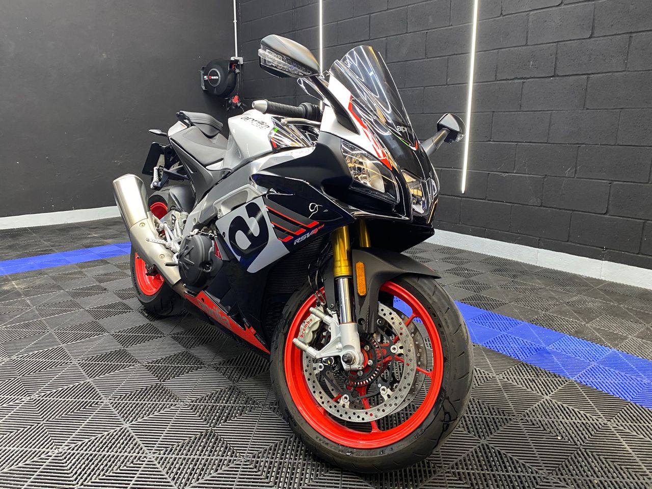 Aprilia RSV4 R - Foto 17