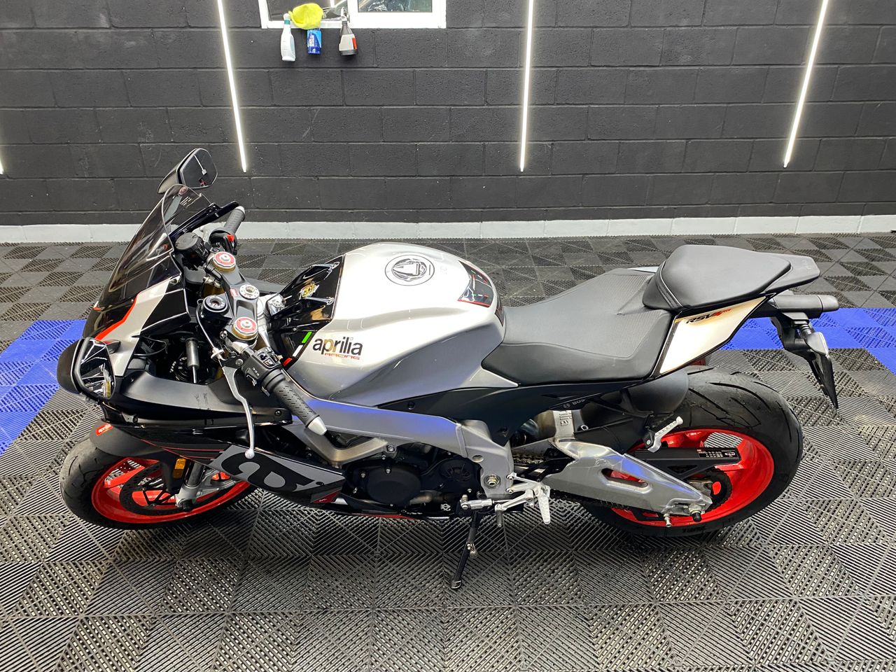 Aprilia RSV4 R - Foto 9