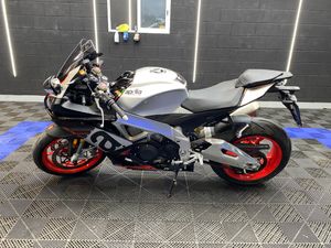 Aprilia RSV4 R - Foto 9