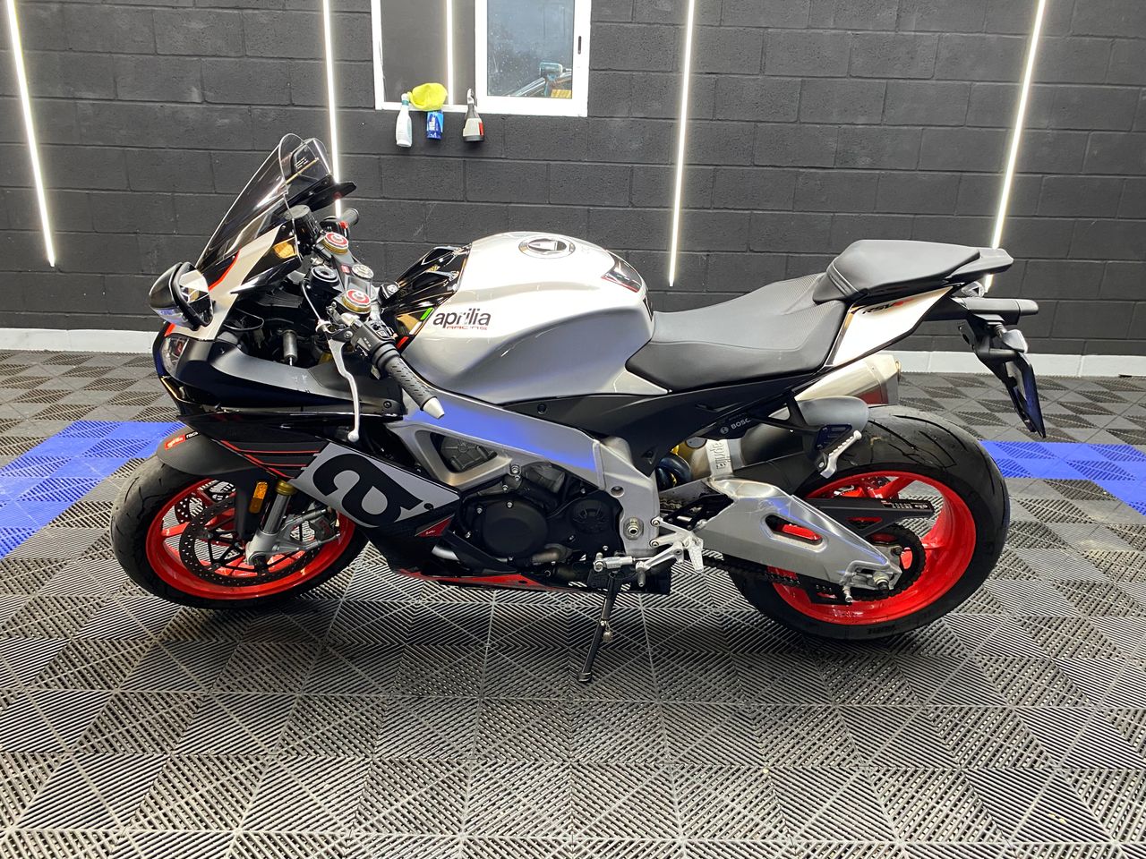 Aprilia RSV4 R - Foto 10